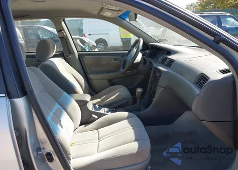 2000 Toyota Camry Le from USA, damaged, VIN 4T1BG22K0YU692369